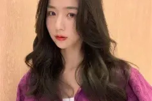 韩国女星Jennie耍大牌事件后《时代》红毯争艳直角肩再成亮点